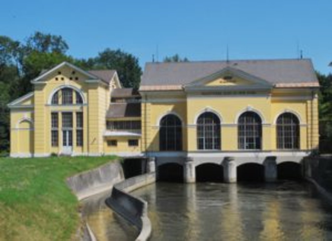 Historisches gelbes Haus an der Gurk